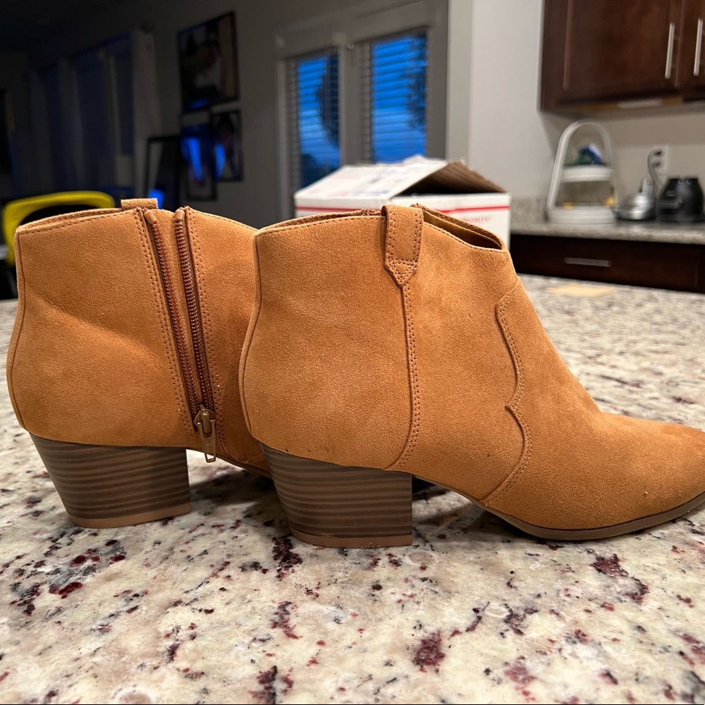 Old navy boots brand new size 8
